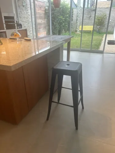 Banqueta preta sem encosto
