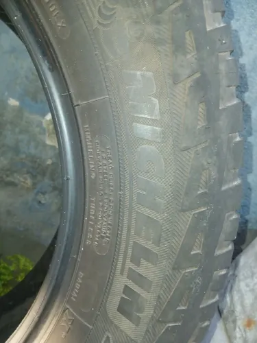 Vendo 2 pneus pra caminhonete,,sendo 1 Aro 17,,,outro Aro 18 , meu zap ,,9, *