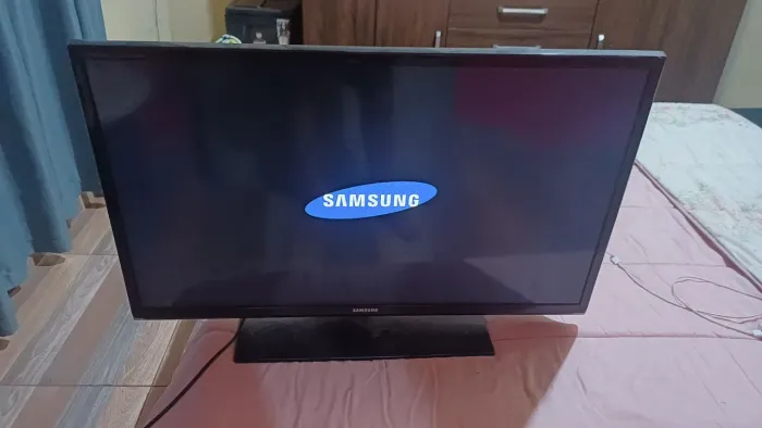Vendo TV Samsung 32 NÃO SMART com pequeno defeito.