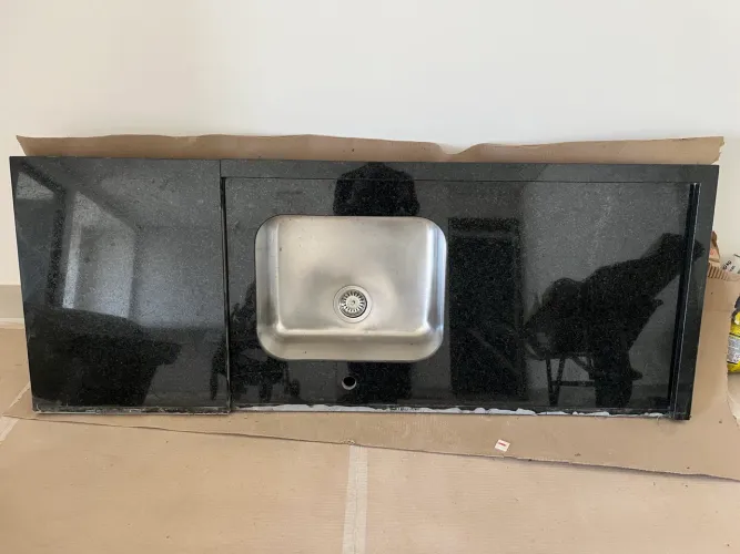 Balcão de cozinha e Bancada em Granito preto São Gabriel + Cuba em inox.