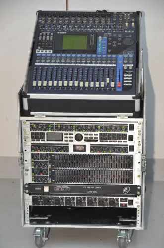 Rack com console YAMAHA 01V 96 + periféricos para áudio profissional completo!
