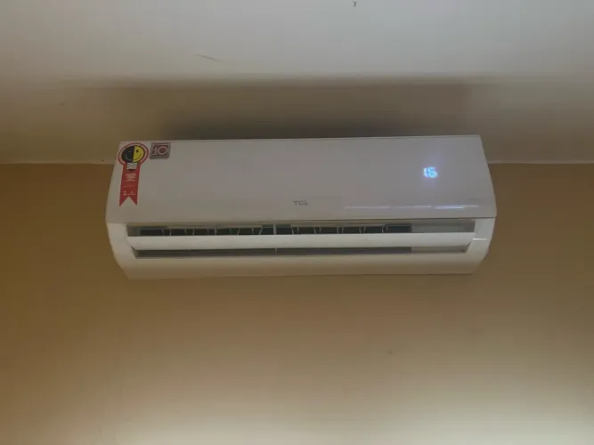 Vendo ar cond. 9000 Btu , 220v com disjuntor para 110v