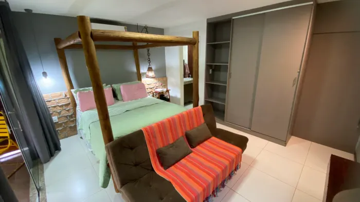Cama dossel rústica em madeira maciça