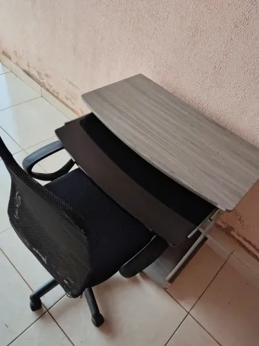 MESA C/CADEIRA PARA ESCRITÓRIO (pistão funcional da cadeira)