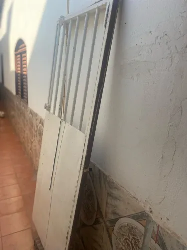 Vendo porta de ferro *