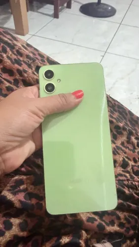 Vendo Celular ,A 05 ,Valor 600 reais.