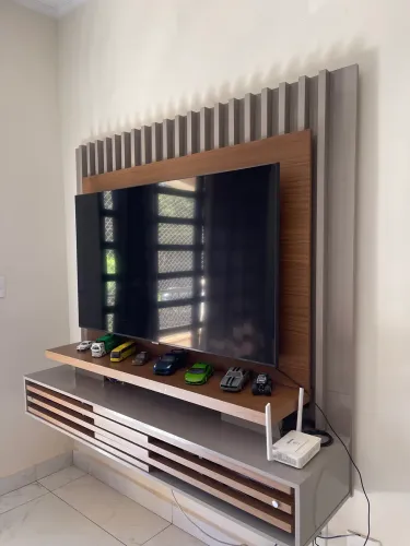 painel de TV ripado de madeira com rack suspenso