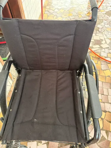 Cadeira de rodas semi nova usada duas vezes