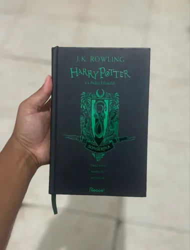 Livro Harry Porter e a pedra filosofal 