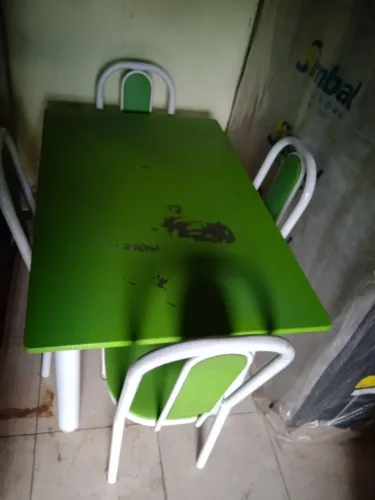 MESA DE COZINHA COM CADEIRAS