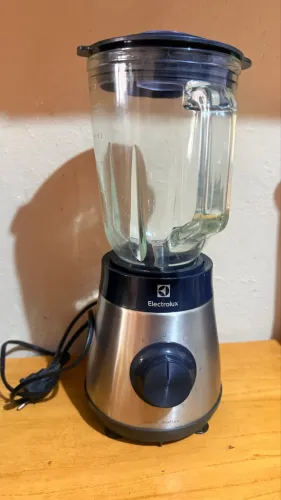 Liquidificador Eletrolux 700w com copo de vidro