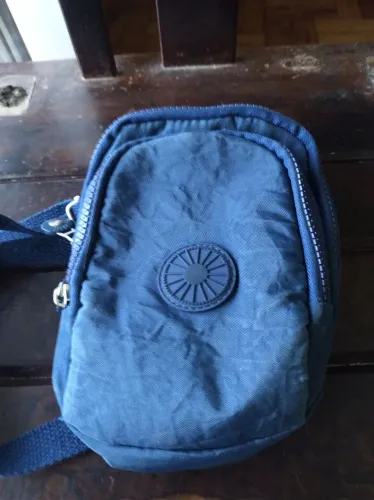 Bolsa lateral azul com divisões 