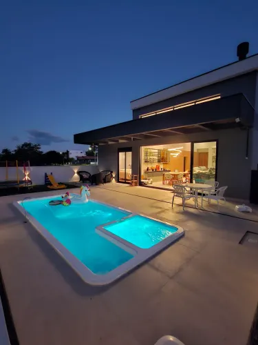 Casa Com Piscina em Condomínio Fechado