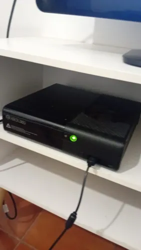 Xbox 360 super slim , dois controles que não são originais, última vez limpo :2025, desblo