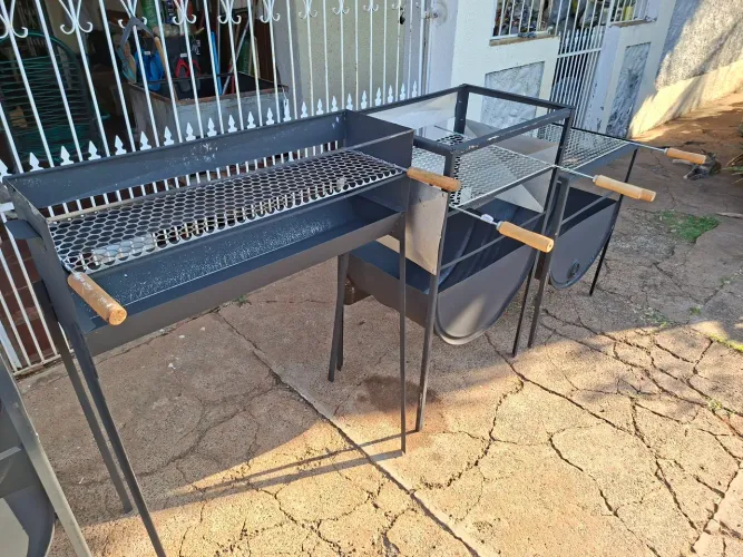 Churrasqueira para espetinho com grelha.