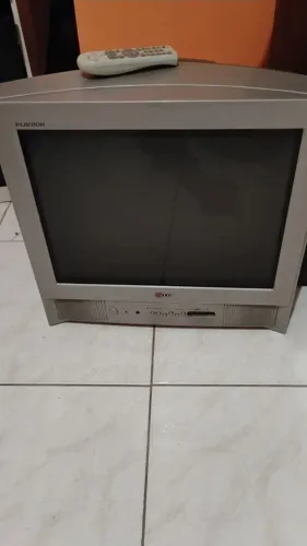 Tv LG. 16. Pol. Em ótimo condições 