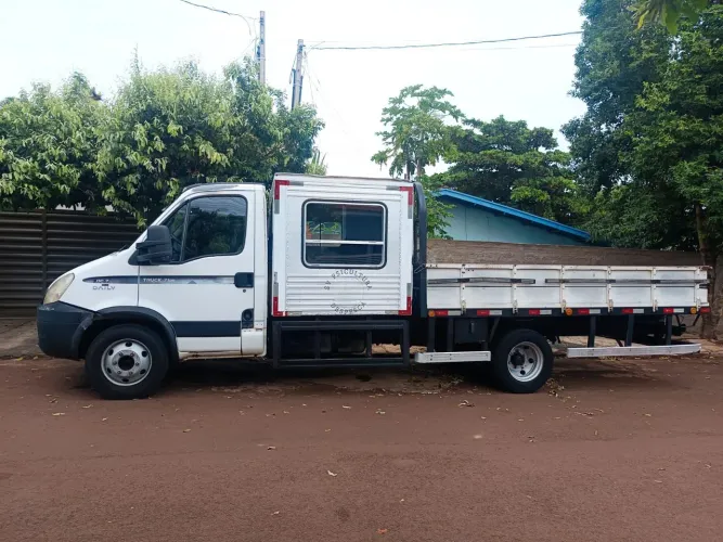 Caminhão carroceria com cabine suplementar 