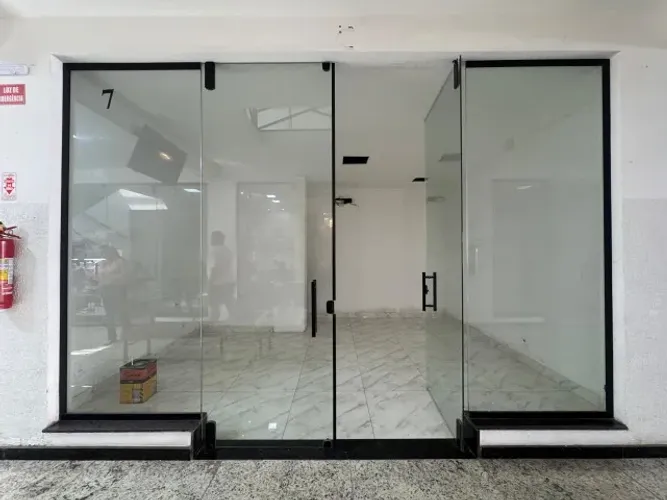 Loja nova em galeria comercial na Praça da Trindade