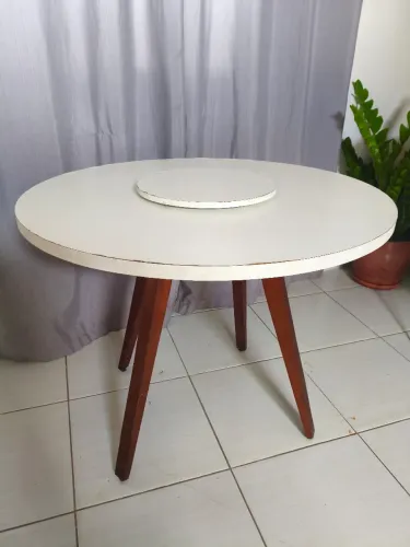Mesa com prato giratório
