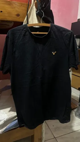 Camiseta Preta Voy Jeans com Logo Dourado - Tamanho M