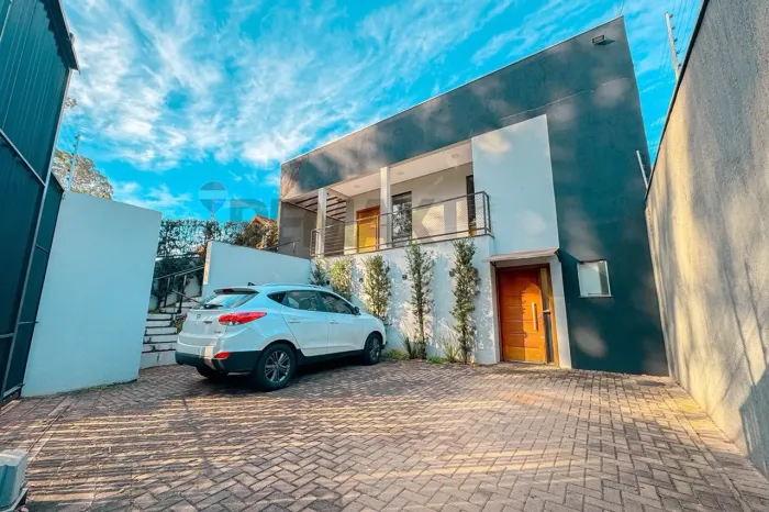 Casa assobradada à venda com piscina e área gourmet em localização privilegiada no Jardim