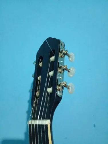Vendo violão elétrico em ótimo estado, funcionando muito bem, tem apenas marcas de uso