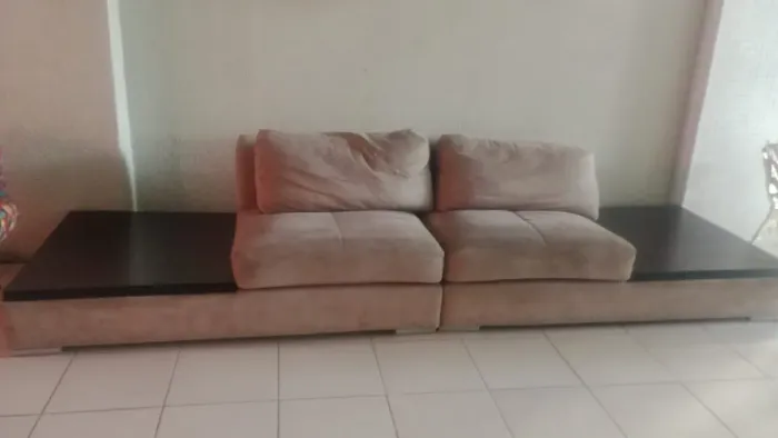 Sofá 4 lugares com 2 mesas laterais anexas