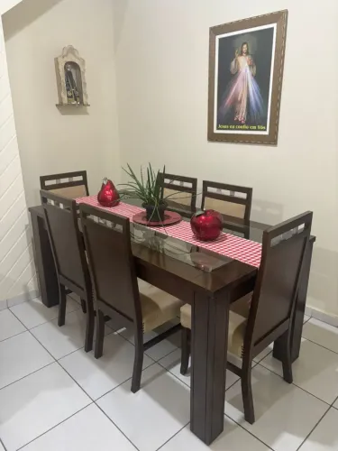 Mesa de jantar de madeira