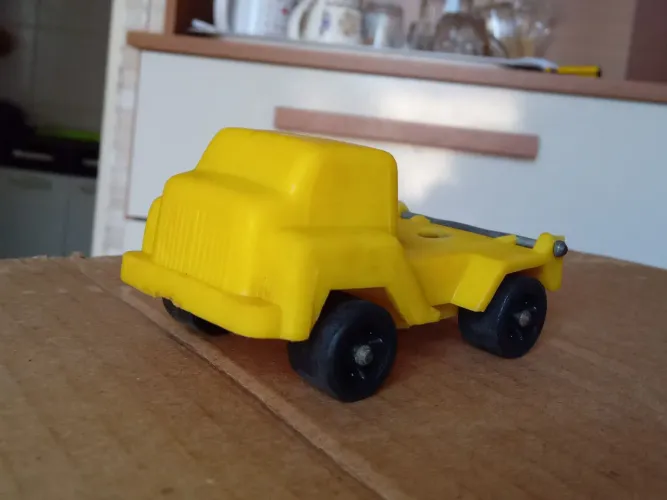 Caminhão de brinquedo em borracha antigo