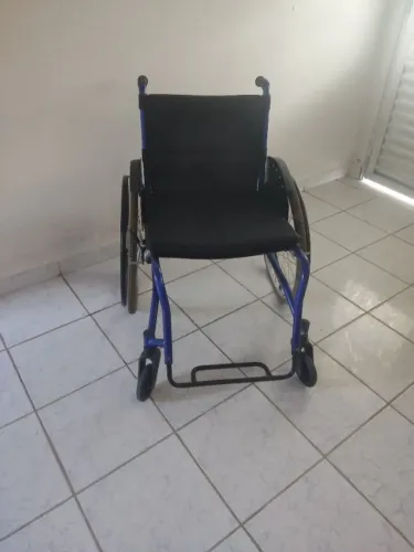 Cadeira de rodas monobloco seme nova, tamanho 50x 46 na cor azul metálico. Da Ortomix usad