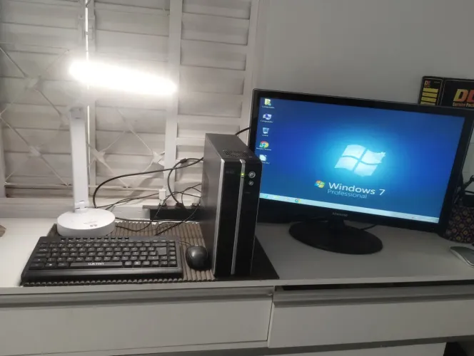 Computador pequeno muito bom! Sem uma marca de uso!
