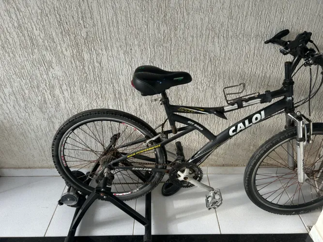 Bicicleta e rolo de rodagem