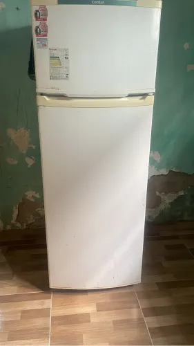 Vendo geladeira pegando tudo! Gela super bem.