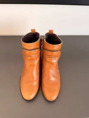Bota caramelo claro cano curto Ana Mello
