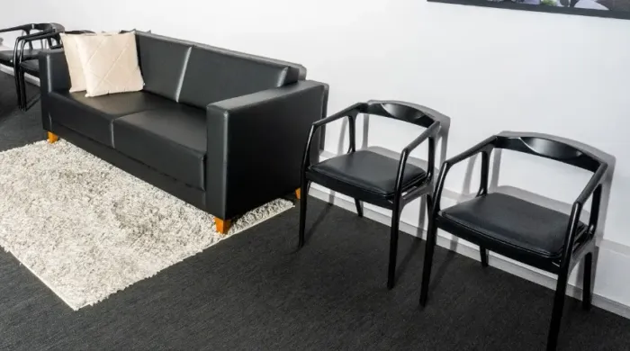 Sofá 2 lugares preto + 2 cadeiras pretas com braço