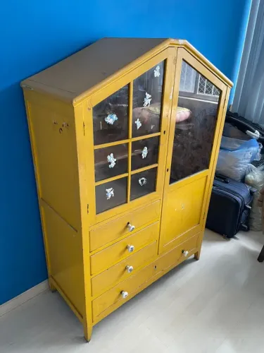 Armário infantil em formato de casinha.