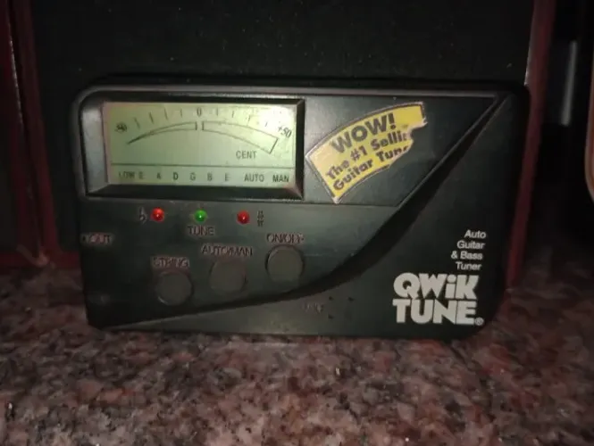 Afinador Digital Qwik Tune QT-1 para Violão Guitarra e Contrabaixo - Vintage