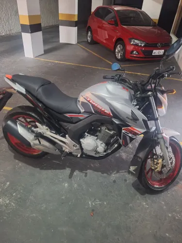 Vendo Moto Honda CB250F