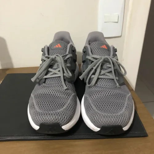 Tênis Adidas