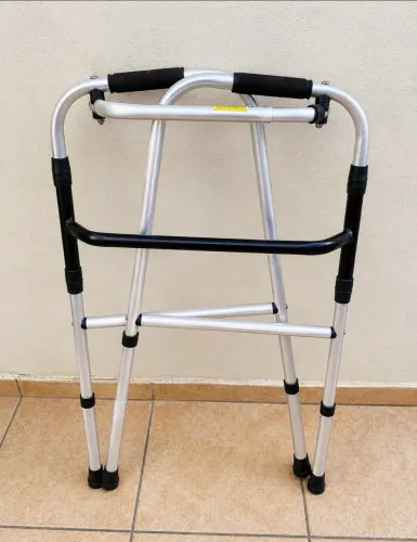 Andador articulado para idosos e deficientes