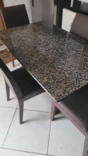 Mesa de granito com 4 cadeiras