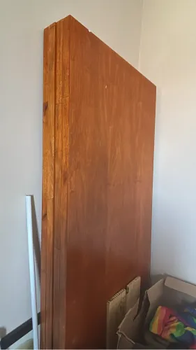 Vendo 4 folhas de porta de madeira comum já envernizadas!