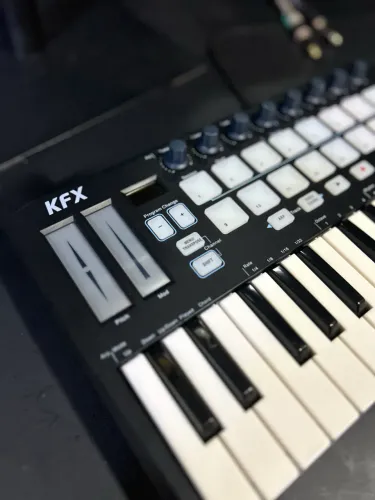 Controlador midi 25 teclas KFX