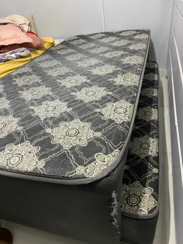 Cama de solteiro com colchão auxiliar