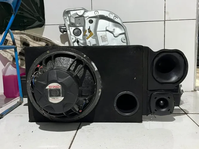 Vendo caixa de som automotivo com detalhe mais toca normal chama no chat mais detalhes