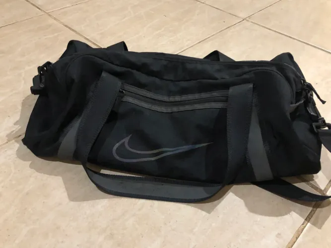 Bolsa esportiva preta, super conservada, ideal para treino e viagens.