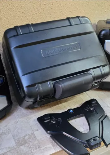 Top Case Vario original BMW para F800GS com suporte.
