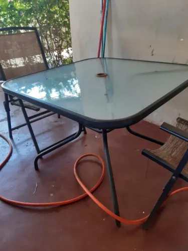 Mesa de vidro com 2 cadeiras pra ir hoje 380$ leva tudo