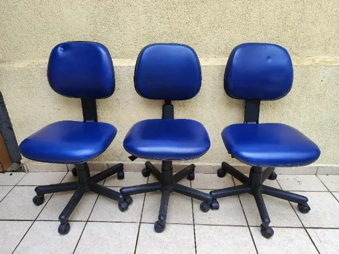 Cadeira Giratória Azul com Rodinhas Estofada Azul Couro