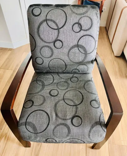 Poltrona Decorativa com Estrutura em Madeira - Tecido Cinza Estampado